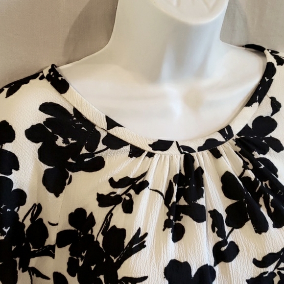 Vince Camuto Off-White and Black Flowy Blouse - Picture 6 of 13